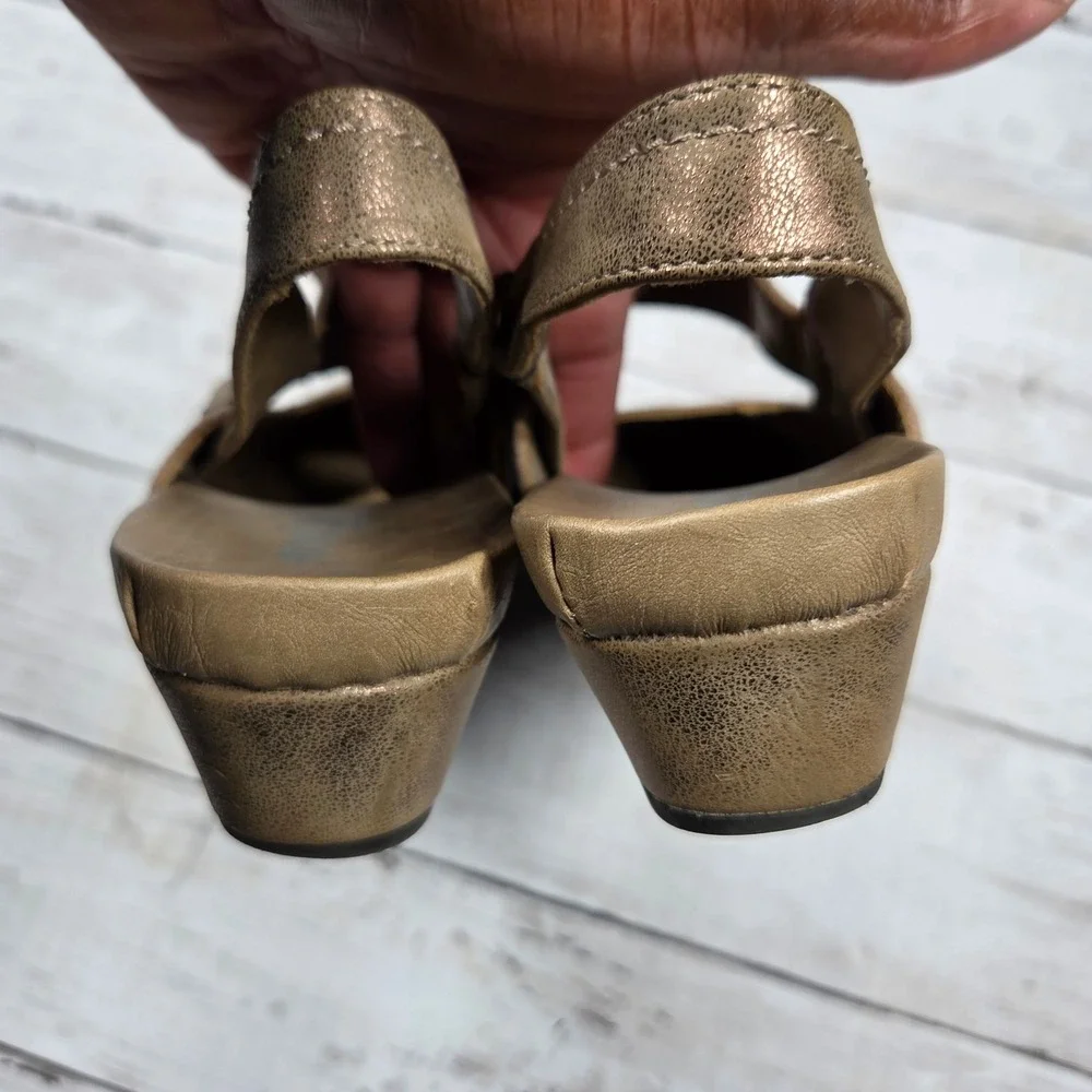 AXXIOM‎ Wynne Slingback Wedge Sandals Womens 7.5M Bronze Metallic Strap Damaged